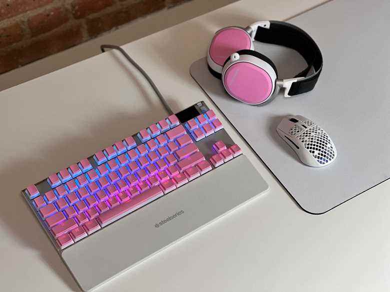 SteelSeries, pembe klavye tuşlarını ve kulaklık kapaklarını tanıtıyor 