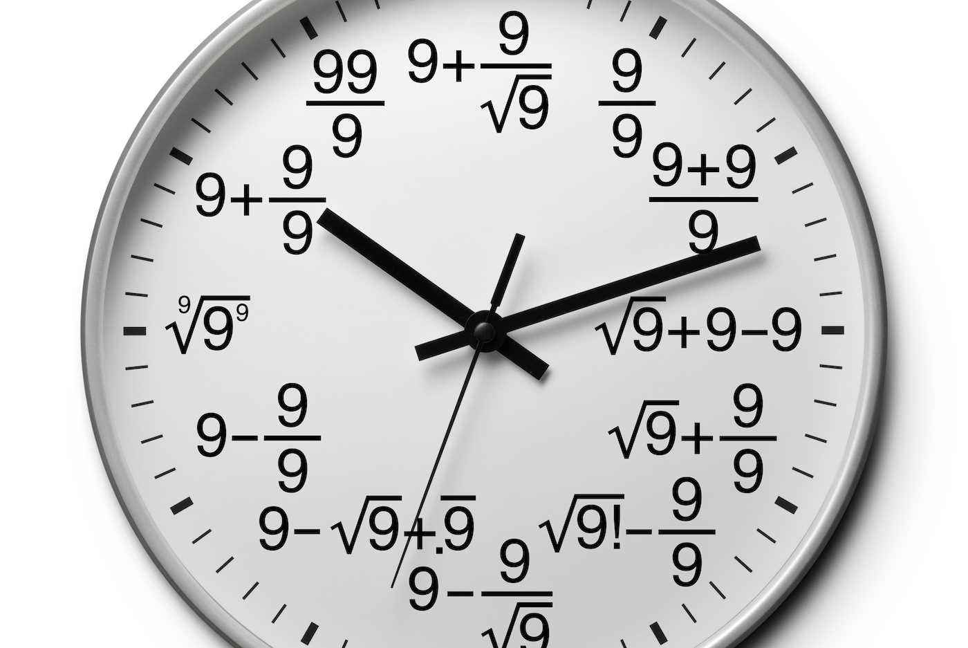 Beyaz arka planda sayılar yerine denklemleri gösteren bir saat yüzü şapkası.