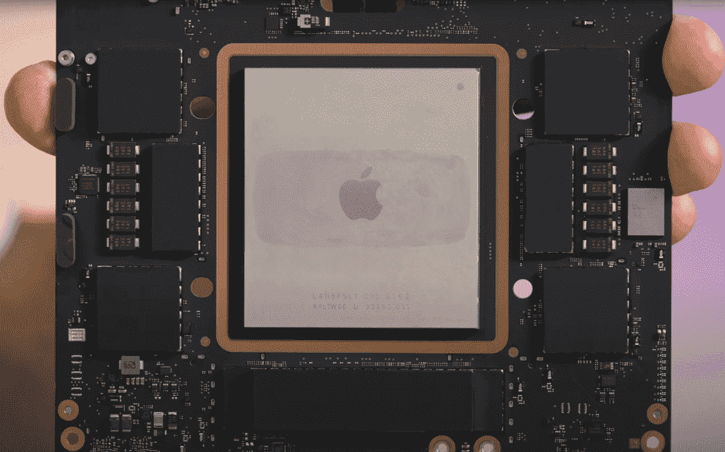 Apple'ın M1 Ultra SOC'si kameraya gülümsüyor.  (Resim Kredisi: Maksimum Teknoloji)