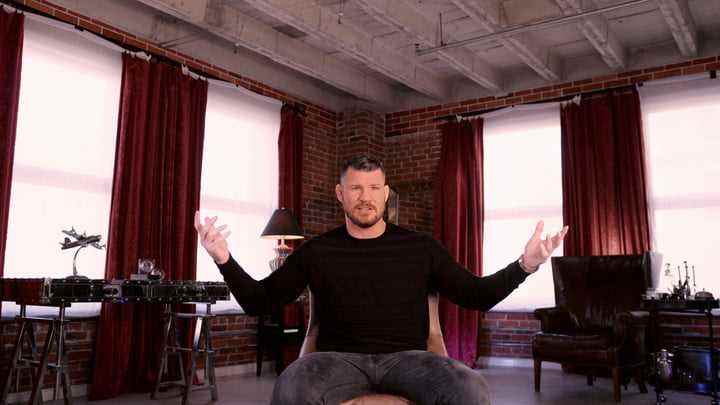 Michael Bisping, Bisping: The Michael Bisping Story'de oturur ve bir kameraya konuşur.