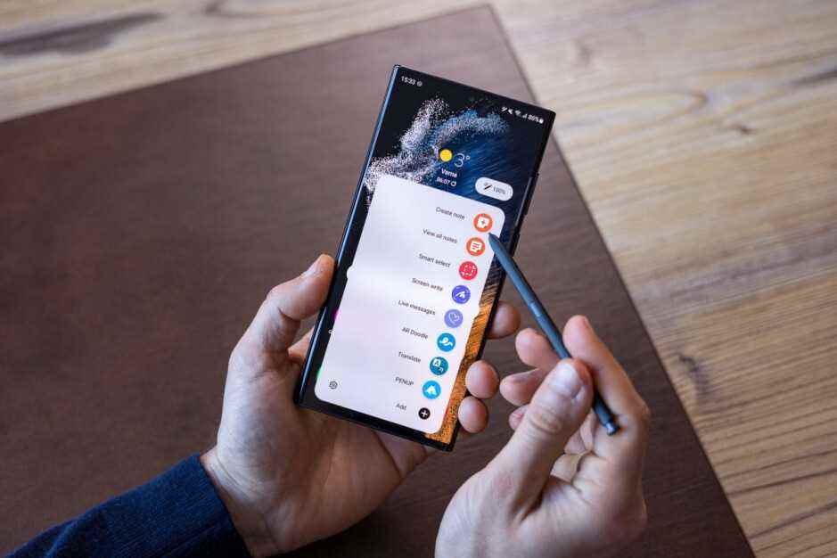 S22 Ultra S Pen, kutudan standart olarak çıkar.  - Galaxy S22 Ultra'nın popülaritesi, Samsung'un Galaxy Note serisini bitirmekle akıllıca olduğunu kanıtlıyor