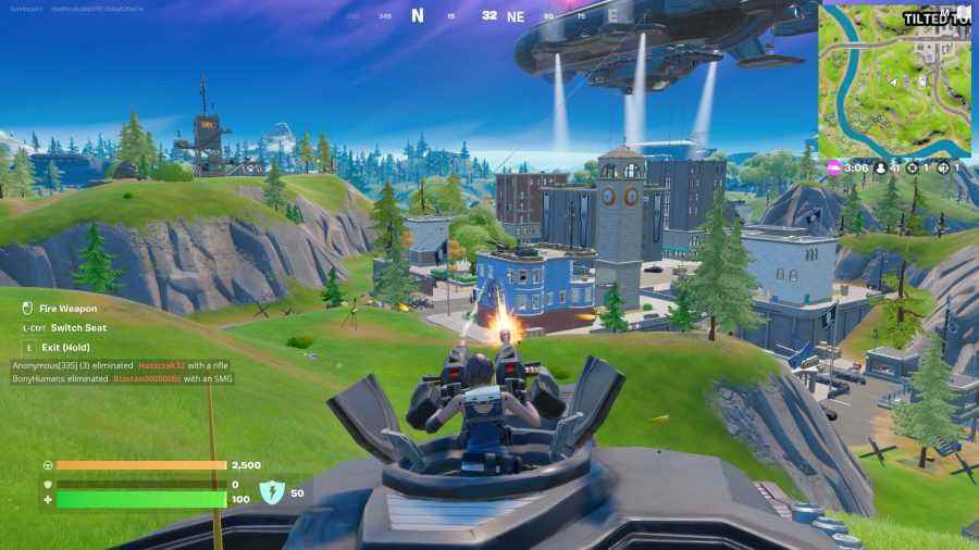 Fortnite tank konumları: Oyuncu, tankın tepesindeki bir taret kullanarak bir binaya ateş ediyor.