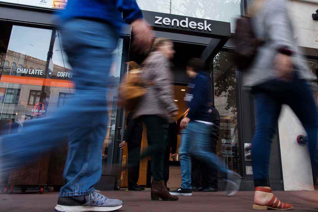 2 Ekim 2019 Çarşamba günü, yayalar San Francisco, California, ABD'deki Zendesk Inc. genel merkezinin girişinden geçiyorlar. Zendesk, sektörü düşerken dün %5.6 düştü.  Şirketin satım opsiyonlarında alım satım, ortalamanın iki katıydı.  Fotoğrafçı: Getty Images aracılığıyla David Paul Morris/Bloomberg