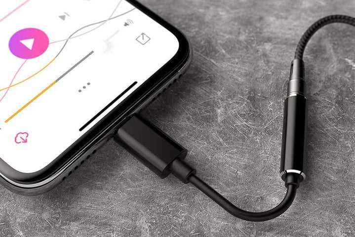 Bir telefona takılı USB C DAC Kulaklık Adaptörü.