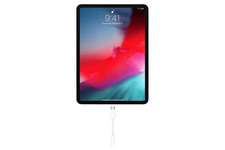 Apple USB-C - 3,5 mm Kulaklık Jakı Adaptörü bir iPad'e takılı olarak gösterilmiştir.