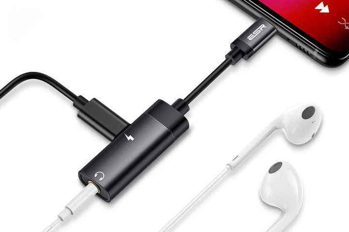 ESR 2'si 1 arada USB-C Kulaklık Jakı Adaptörü bir aygıta takılı.