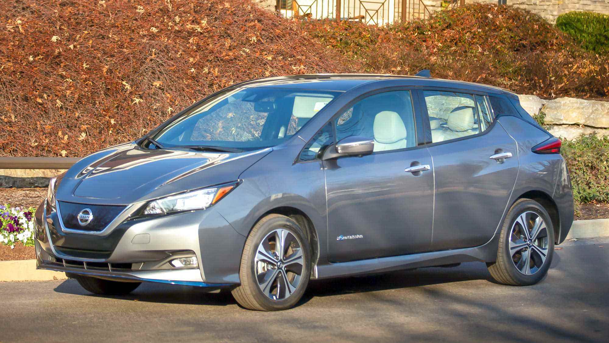 2022 Nissan Leaf sokağa park etti