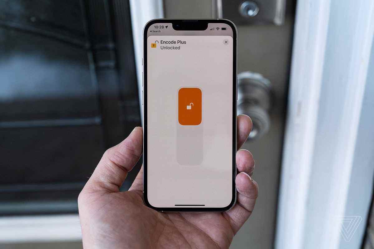 Bir iPhone, Schlage Encode Plus için Apple Home uygulamasında kilitleme seçeneklerini görüntüler