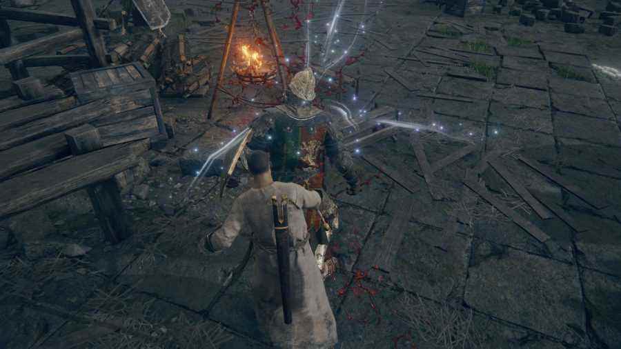 Elden Ring zorluğu: oyuncu, büyük bir kılıçla bir düşmana kritik bir arkadan bıçaklama indiriyor