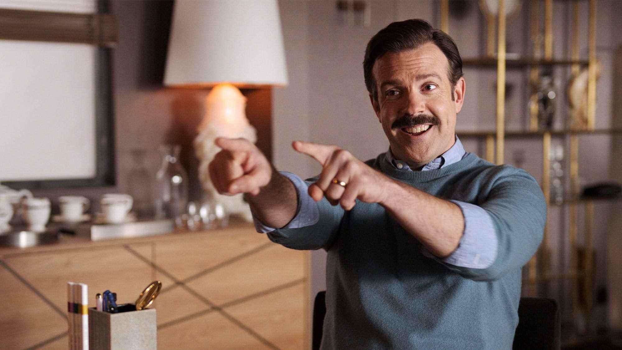 Ted Lasso kamerayı işaret ediyor.