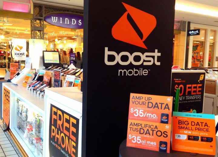 Bir alışveriş merkezi kioskunda bir Boost Mobile reklam ekranı. 