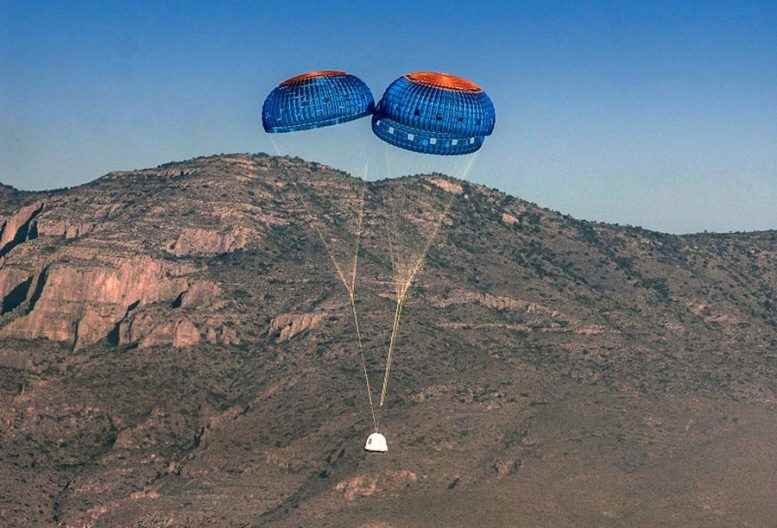 Blue Origin'in Yeni Shepherd Uzay Aracı Paraşütle İndi