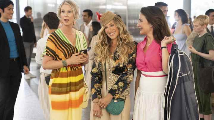 Miranda, Carrie ve Charlotte heyecanlı görünüyor