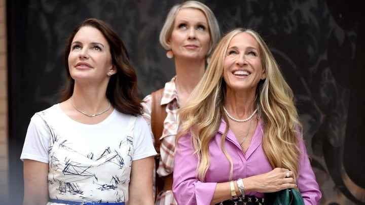 Charlotte, Miranda ve Carrie gülümseyerek yukarı bakıyorlar.