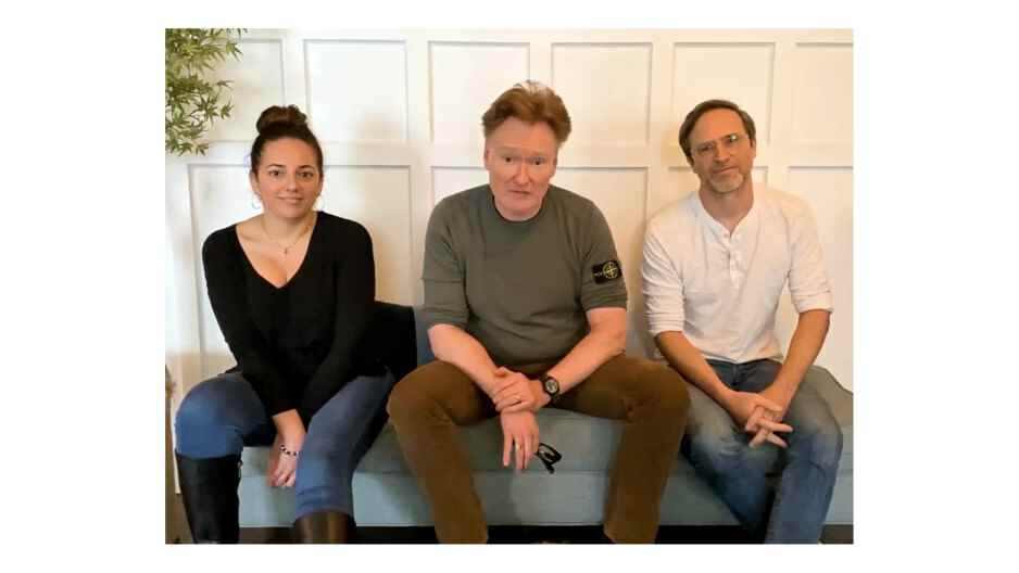 Sona Movsesian, Conan O'Brien ve Matt Gourley.  Pixel 6 Pro'da çekilmedi.  - Madrid'de bir taqueria'da bir meme implantı satıcısı ve bir kovboy kızla tanıştım ve fotoğraf çekmedik (çekmedik)