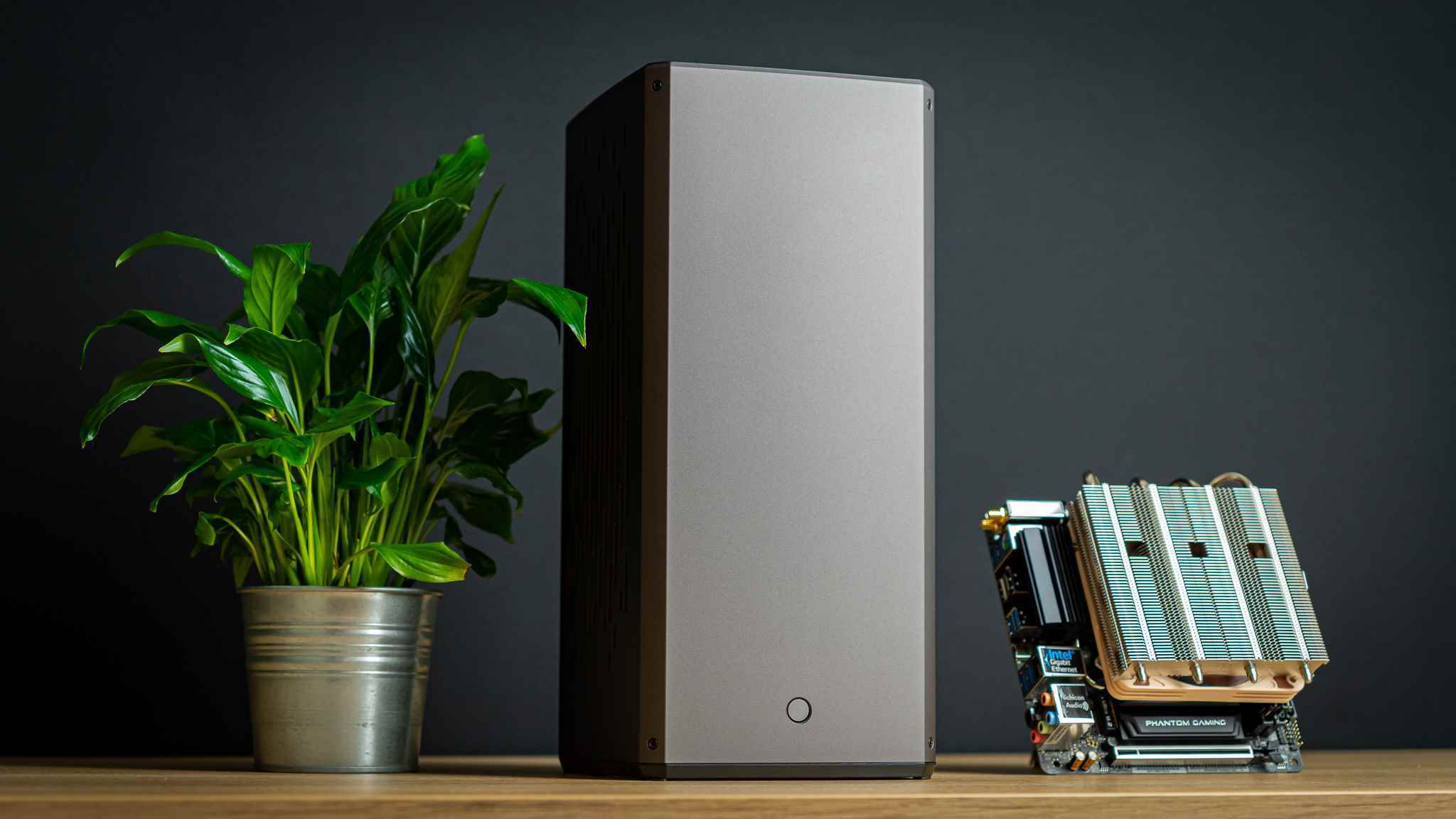 En İyi Premium Mini-ITX Kasa: Louqe Raw S1