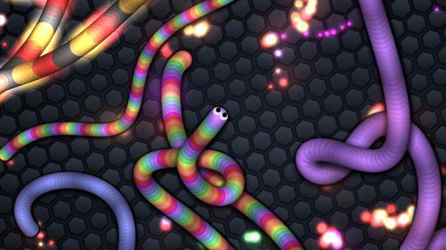 Slither.io'daki seçeneklerine erişen büyük bir gökkuşağı yılanı