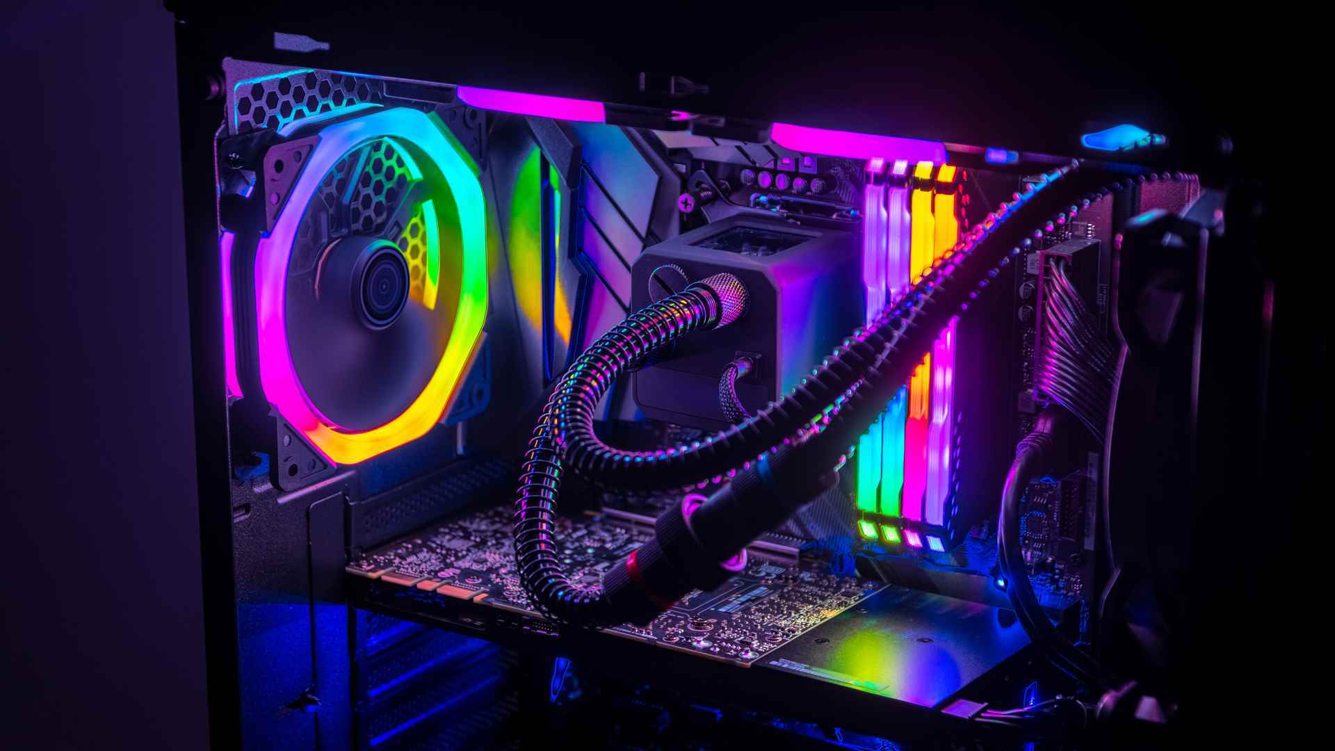Çok sayıda RGB aydınlatmaya sahip bir oyun bilgisayarının içi