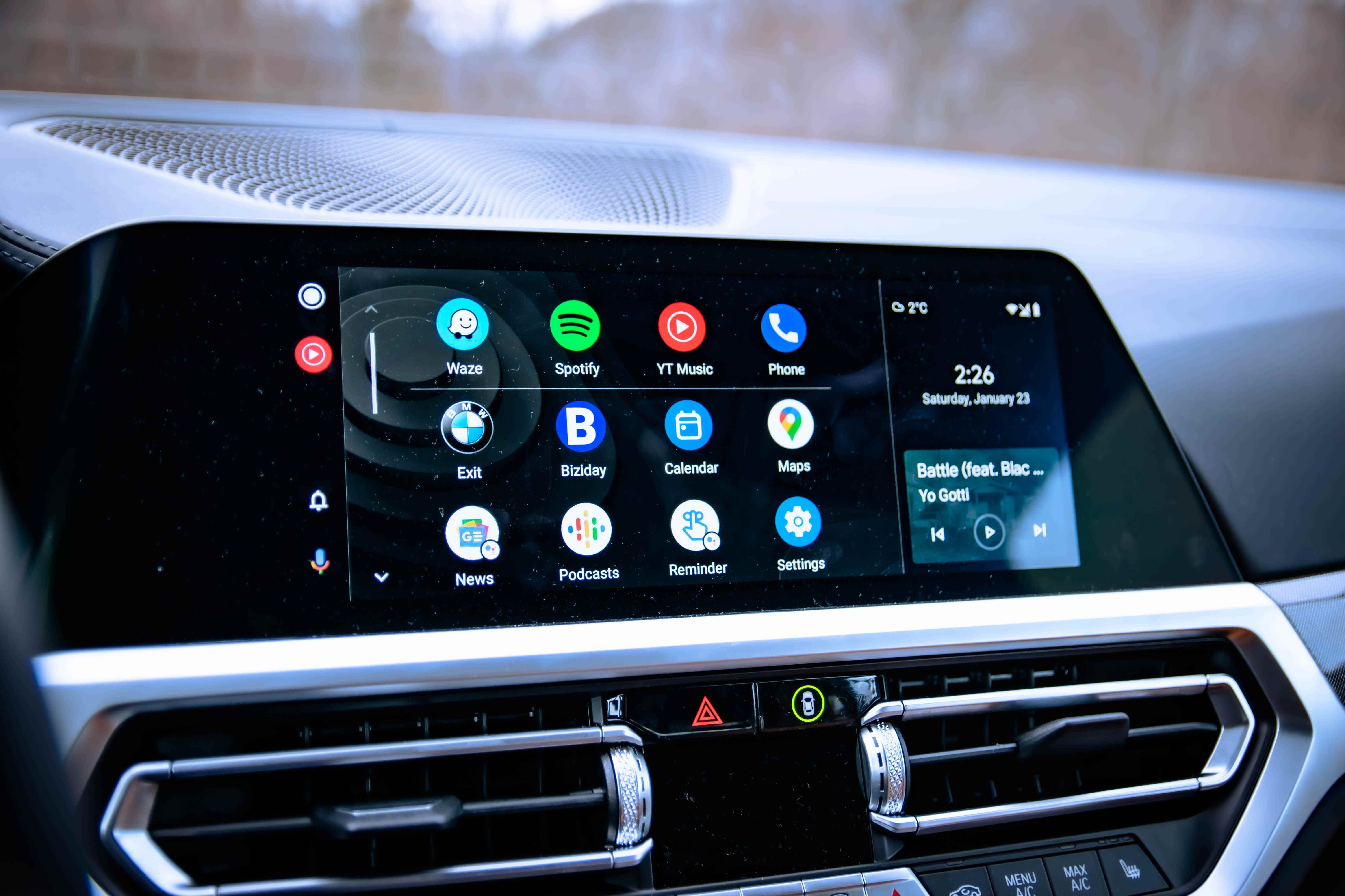 Waze, spotify ve youtube müzik gibi uygulamalarla Android Auto ekranı