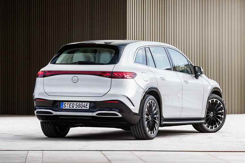 Mercedes-Benz'den Tesla Model X rakibi.  544 hp'ye kadar güç, 600 km'ye kadar menzil ve tam kontrollü bir şasi ile sunulan crossover EQS SUV