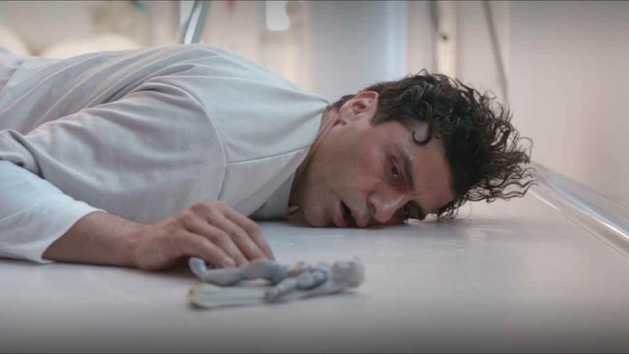 Marc Spector, Disney Plus gösterisinde Moon Knight aksiyon figürüyle bir psikiyatri hastanesinin zemininde yatıyor