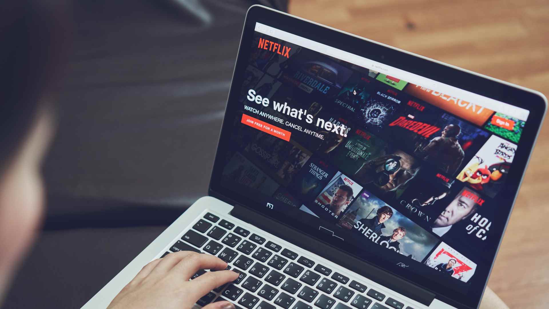 Dizüstü bilgisayarında Netflix kullanan bir kadının basın görüntüsü