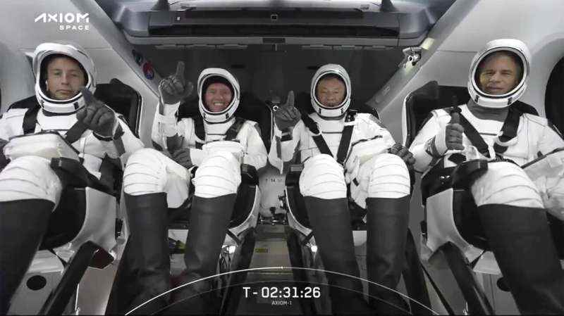 Uzay istasyonuna charter gezisinden sonra zengin üçlü Dünya'ya geri döndü
