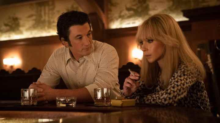 The Offer'da Al rolündeki Miles Teller ve Bettye rolündeki Juno Temple, bir barda içkilerini paylaşıyorlar.