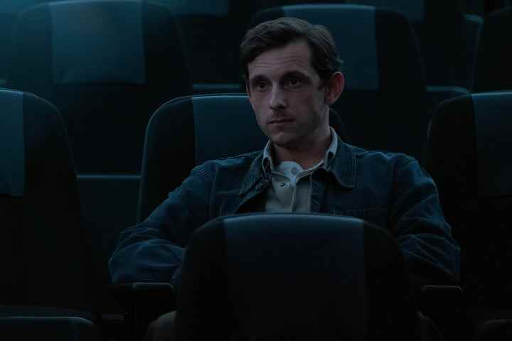 Jamie Bell, Shining Girls'te bir oditoryumda tek başına oturuyor.