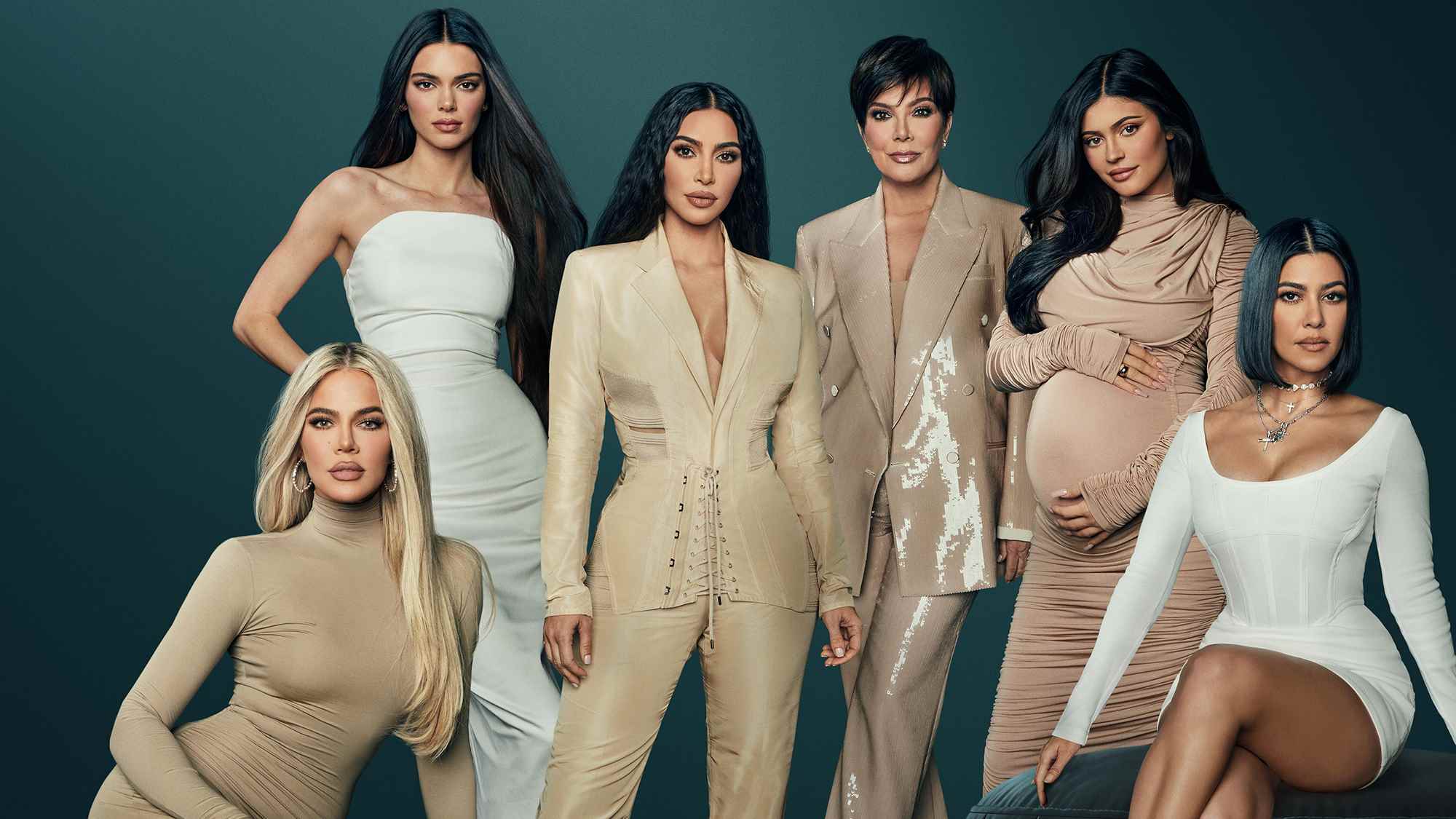 (Soldan Sağa) Khloé Kardashian, Kendall Jenner, Kim Kardashian, Kris Jenner, Kylie Jenner ve Kourtney Kardashian, The Kardashians için önemli sanat eserlerinde