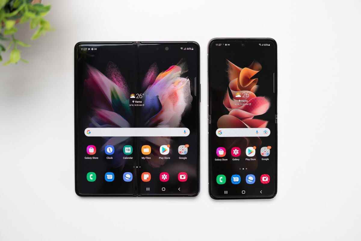 Galaxy Z Fold 3 (solda), Galaxy Z Flip 3 (sağda).  - 'Çok güçlü' Galaxy Z Fold 4 ve Z Flip 4 lansmanı ve fiyat indirimleri boru hattında olabilir