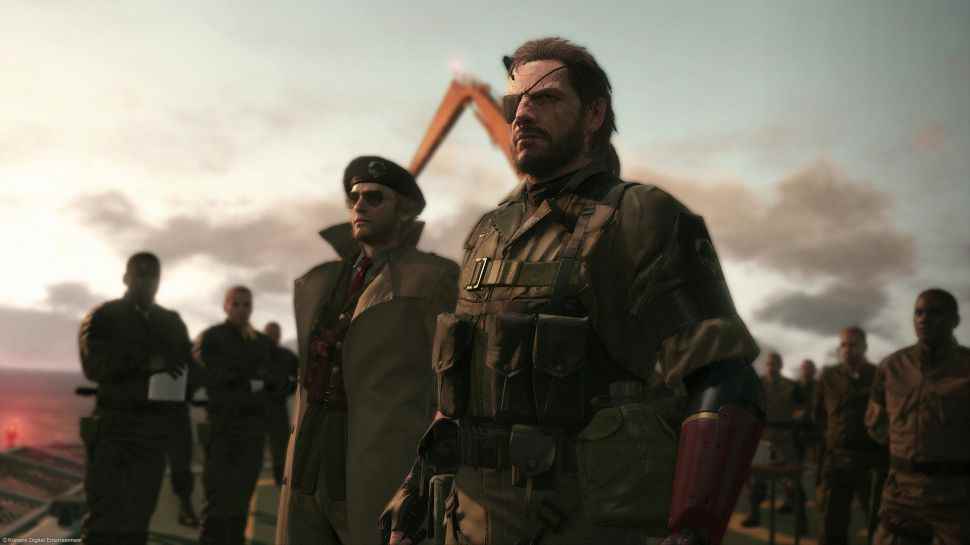 Bir askerin yanında duran Metal Gear Solid 5 yılan