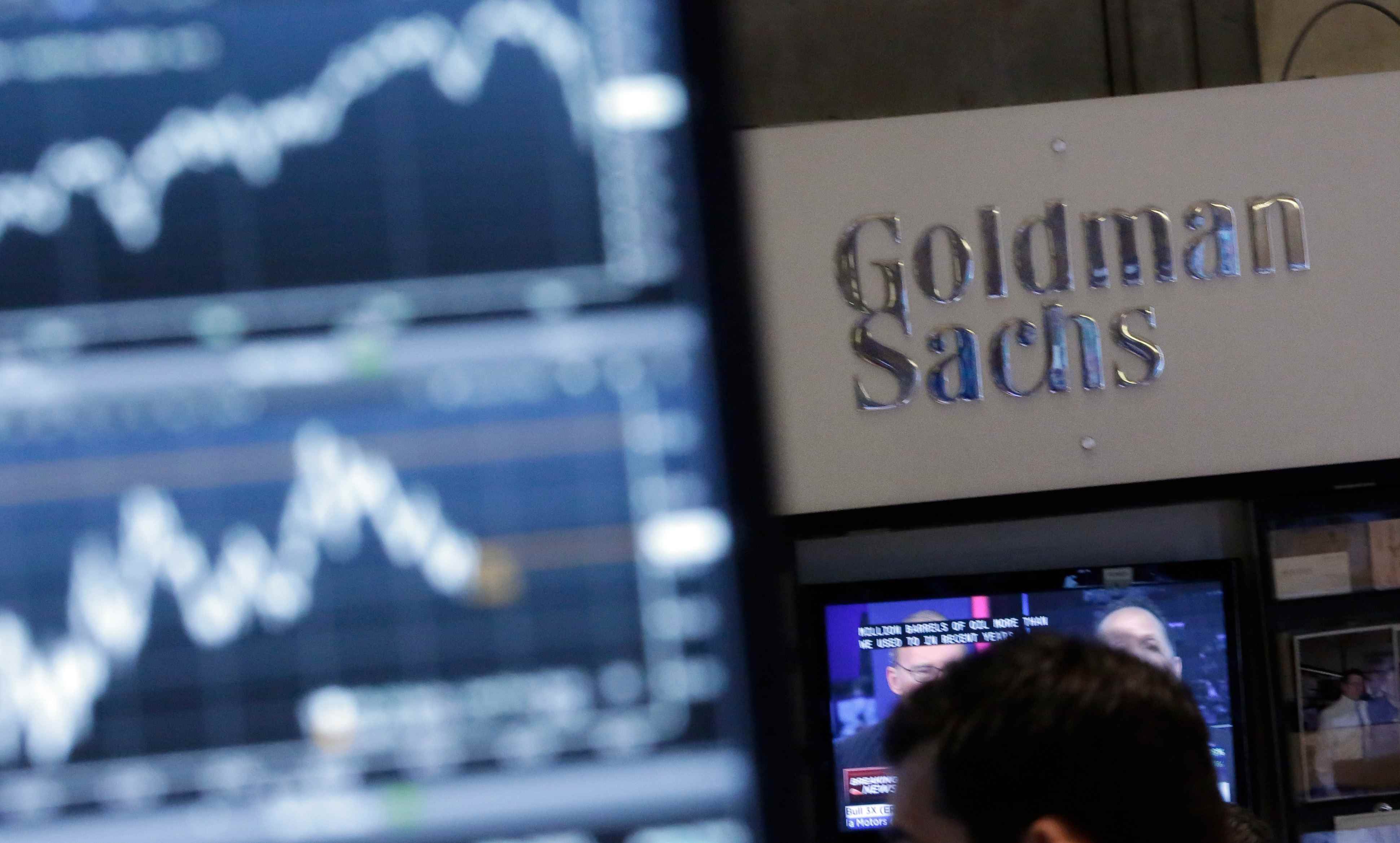 New York Menkul Kıymetler Borsası katındaki bir ticaret merkezindeki bir ekran görüntüsü, Goldman Sachs standıyla yan yana yer alıyor