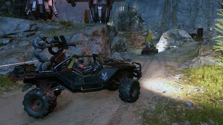 Halo Infinite'de Warthog'da İki Spartalı.