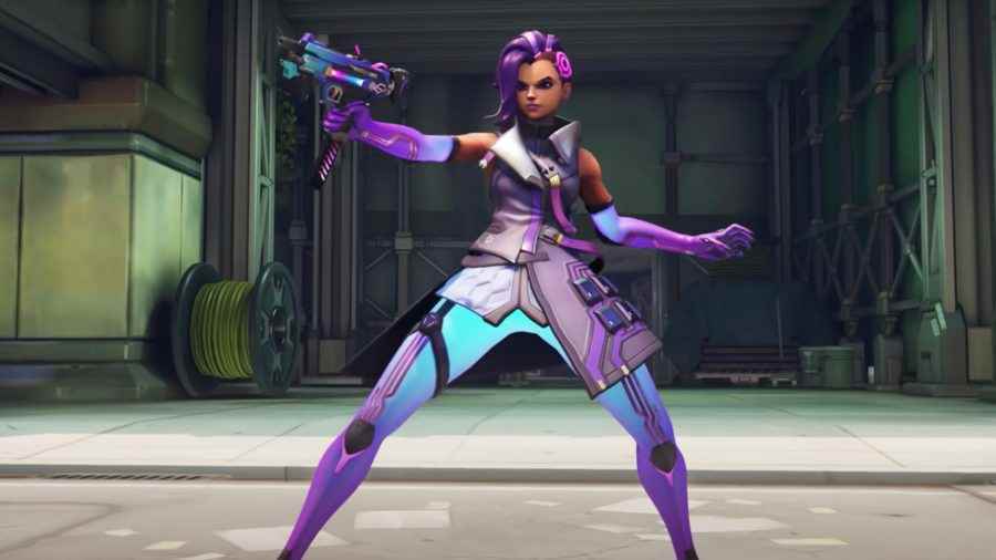 Overwatch 2 en iyi DPS kahramanı: Sombra ekran dışındaki birine uzi'sini işaret ediyor