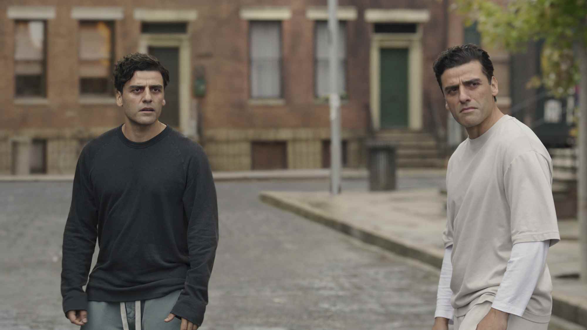 Marvel Studios'un MOON KNIGHT filminde Marc Spector ve Steven Grant rolünde Oscar Isaac.