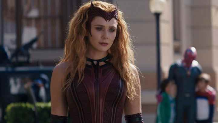 Scarlet Witch, WandaVision'da birine tepeden bakıyor.