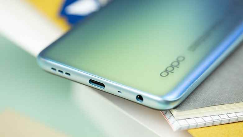 Oppo A96'nın alt kısmı.