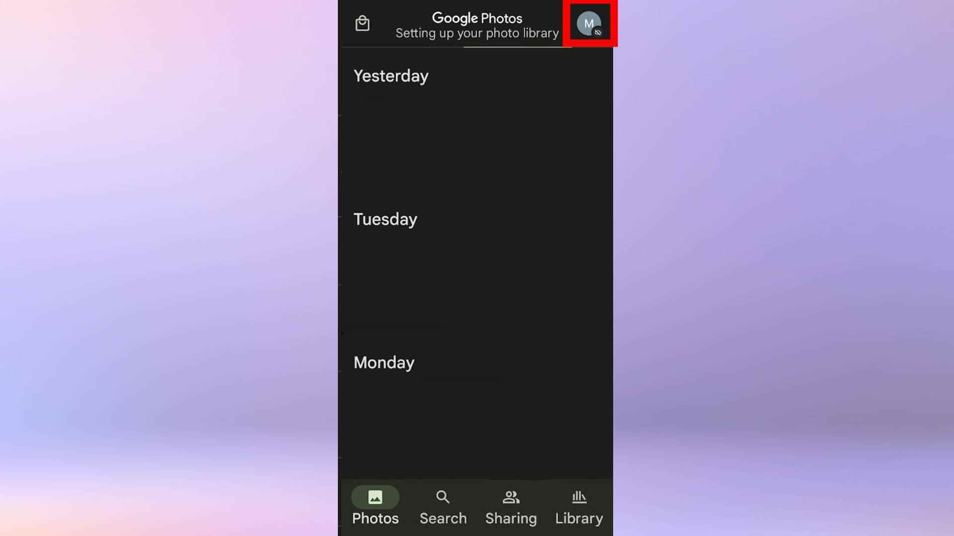 Ekran görüntüsü "Google Fotoğraflar" Android telefonda, sağ üst köşedeki kullanıcı simgesi vurgulanmış şekilde uygulama