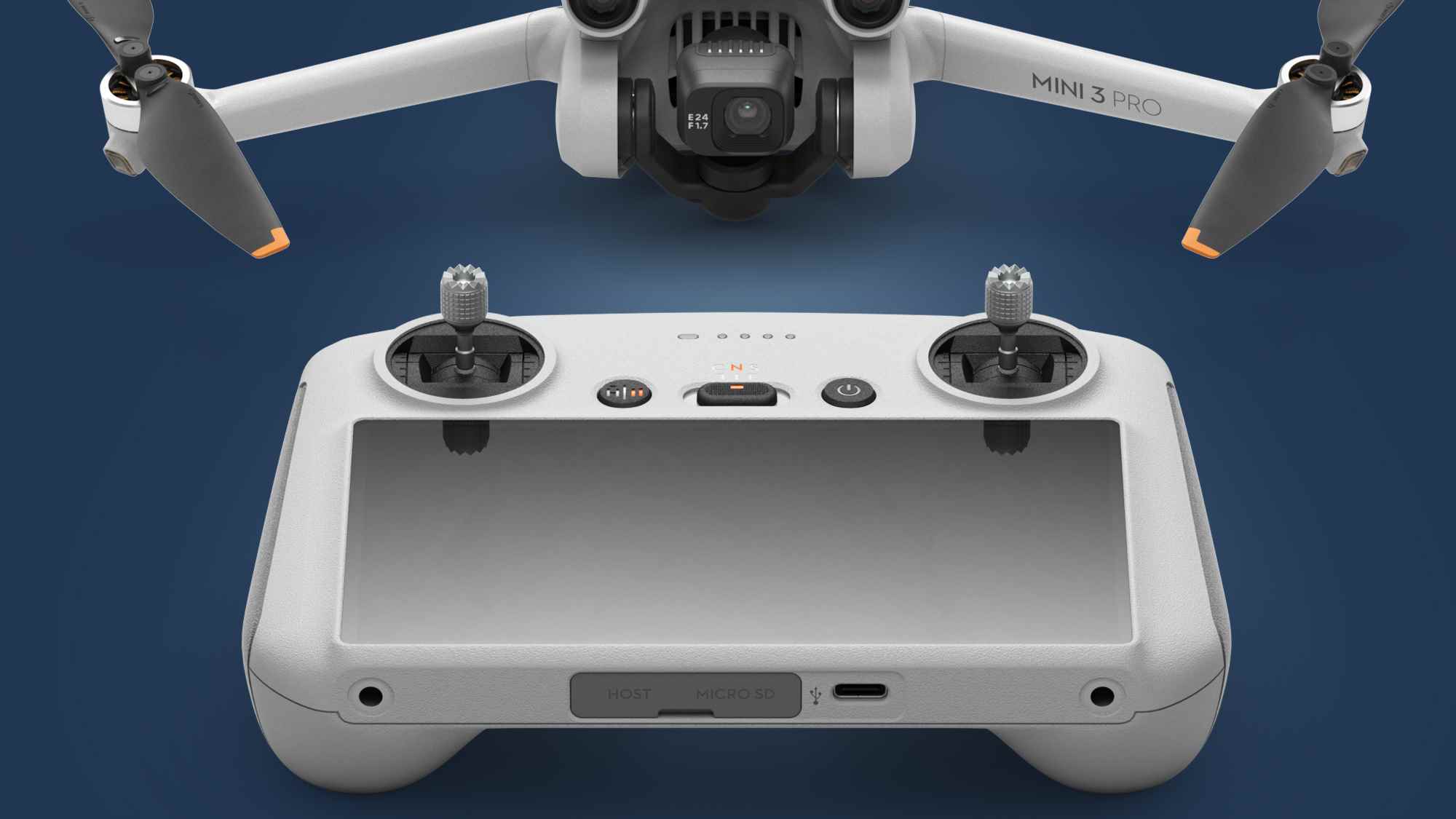 Mavi bir arka plan üzerinde Mini 3 Pro drone'nun önündeki DJI RC denetleyicisi