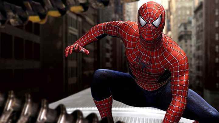 Spider-Man 2'de hareket halindeki bir trenin tepesindeki Spider-Man.