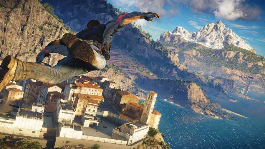 Örümcek Adam gibi harika bir oyun olan Just Cause 3'te kanat giysili bir adam kıyı şeridinin üzerinde süzülüyor