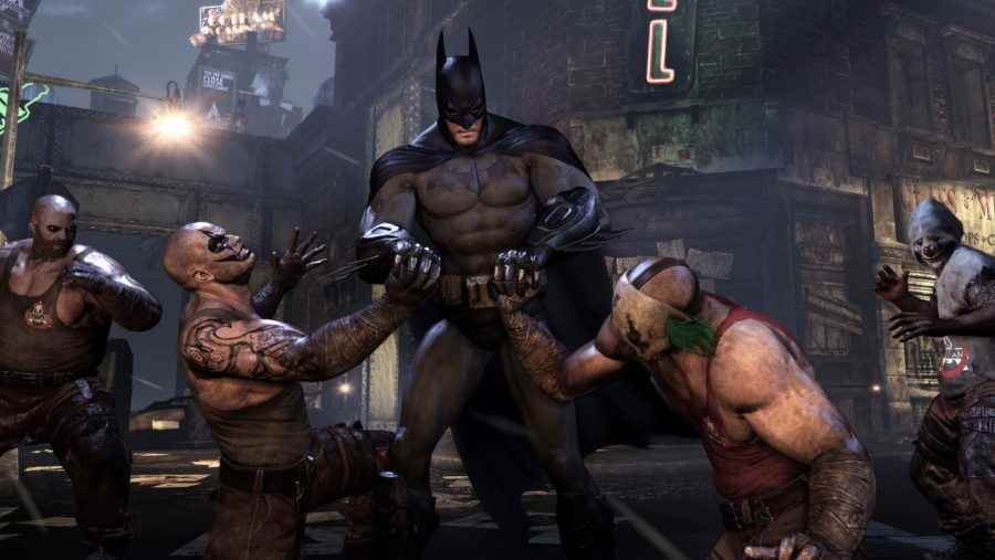 Batman, PC'deki Spider-Man gibi bir oyun olan Batman Arkham City'de bazı uşaklarla güreşiyor