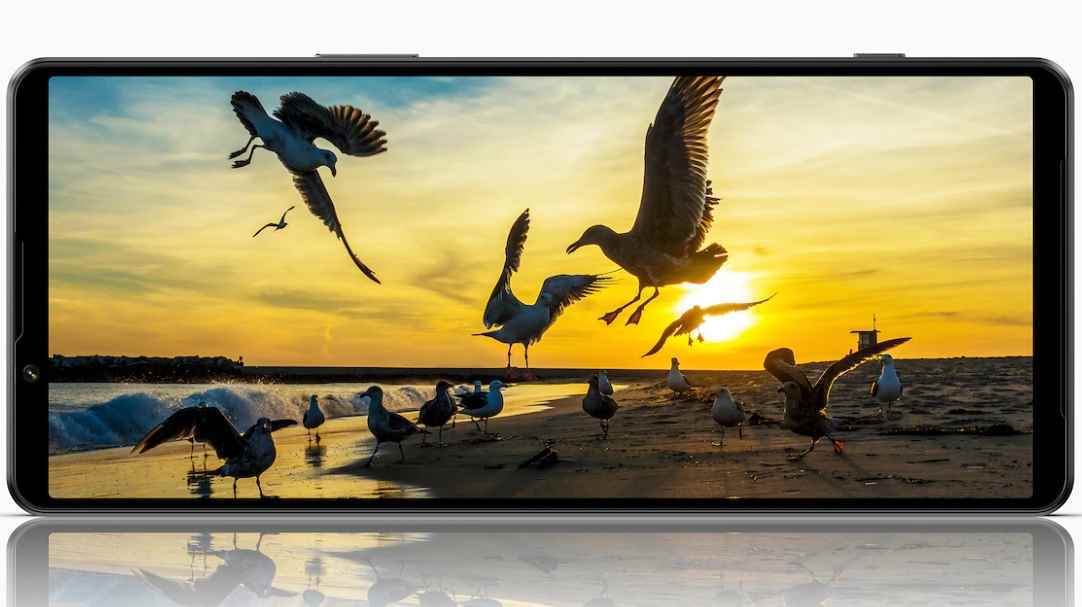 Ekran açıkken önden bir Sony Xperia 1 IV