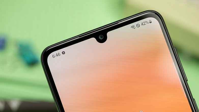 Çentikten bakıldığında Galaxy A33 ekranın üst yarısı