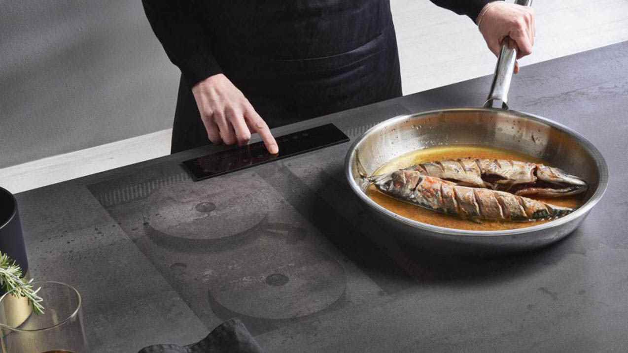 Invisacook, yüzeyin altında ortaya çıkan soba ile bir tavada balık pişiriyor