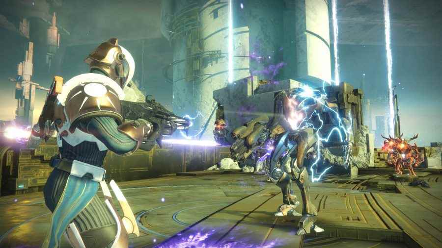 Destiny 2 haftalık sıfırlama süreleri: Bir gardiyan, daha fazla Vex düşmanı yaklaştıkça elektrikli tüfeğiyle bir düşmanı şok ediyor.