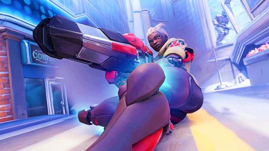 Overwatch 2 beta incelemesi: yeni karakter Sojourn, raylı tüfeğini kaldırarak kameraya doğru bir yol boyunca kayıyor