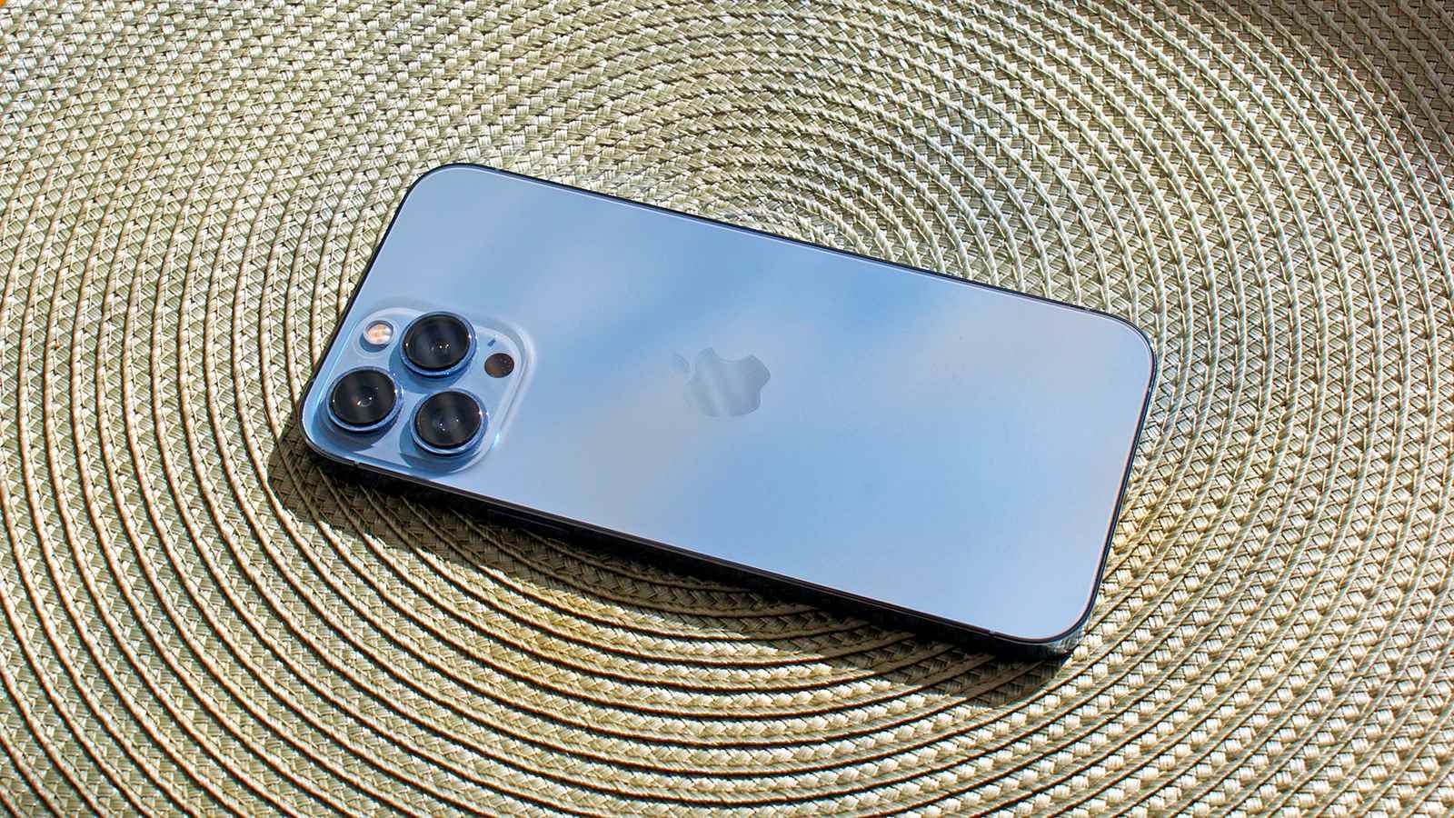 Gümüş renkli iPhone 13 Pro Max, masaya dönük