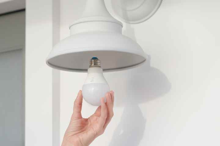 Ring Smart Bulb, aydınlatma armatürüne takılıyor.